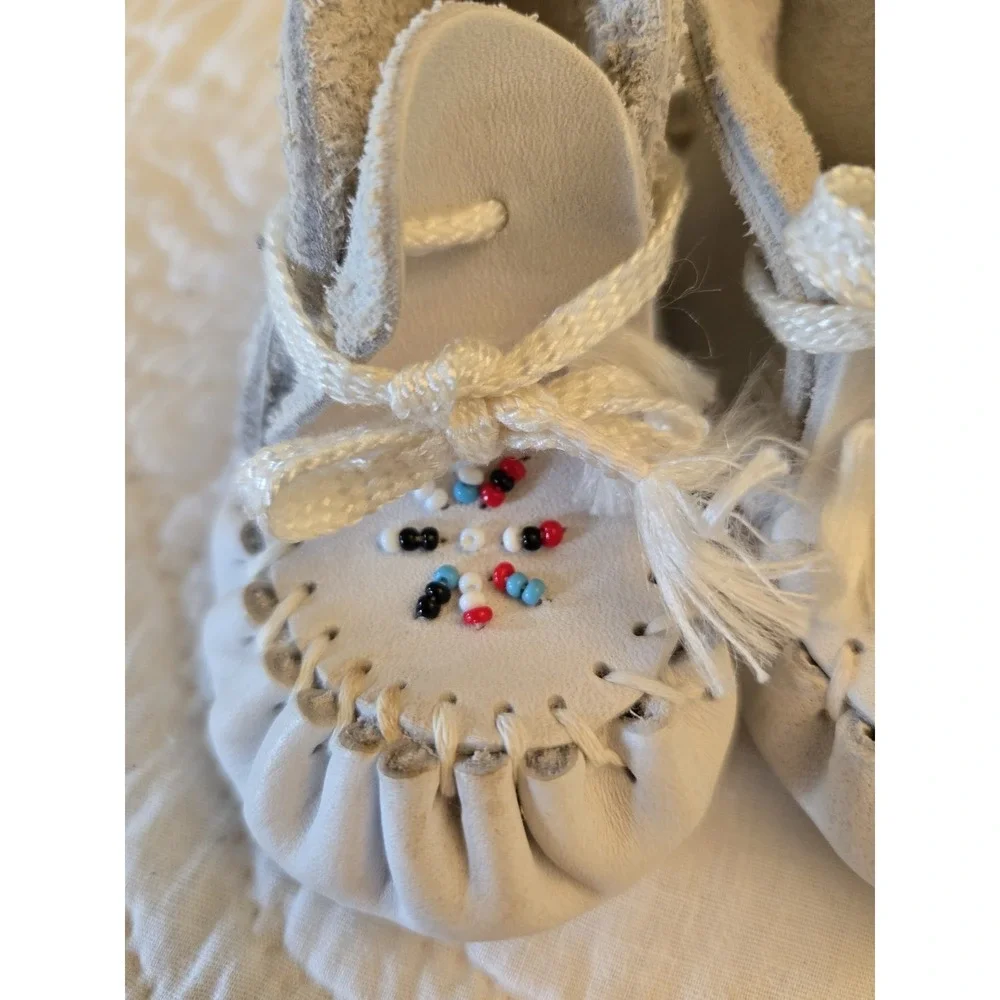 Minnetonka Beaded White Leather Moccasins Infant Size 1 Deer Foot Infant Shoes